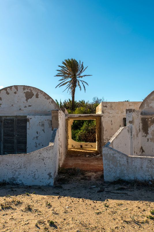 Eingangsbereich zwischen zwei Zimmern in verlassener Ferienanlage auf Djerba