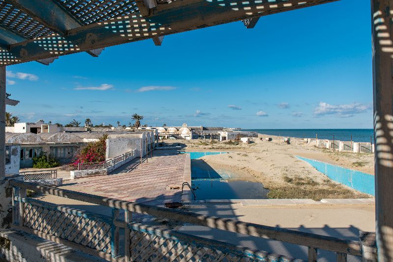 Ausblick von verlassener Ferienanlage auf Djerba mit versandetem Pool