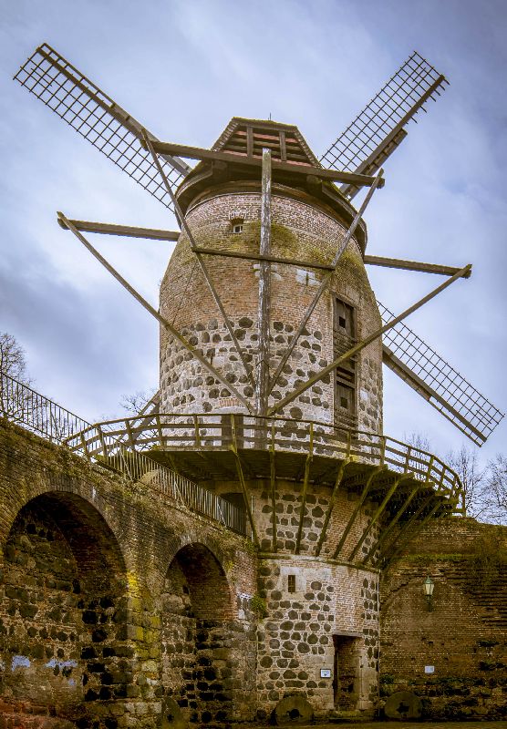 historische Mühle in Zons am Rhein