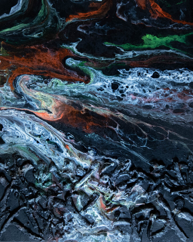 Acrylpouring über Struktur - fließende Farben mit einzelnen Zellen in schwarz mit rostorange, grün und weiß