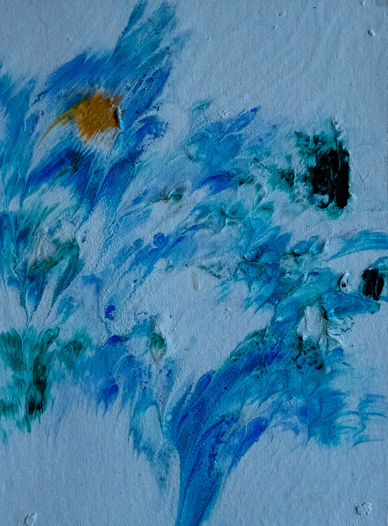 Acrylpouring - fließende Farben mit einzelnen Zellen weiß mit leuchtenden Blautönen und gelben Klecks