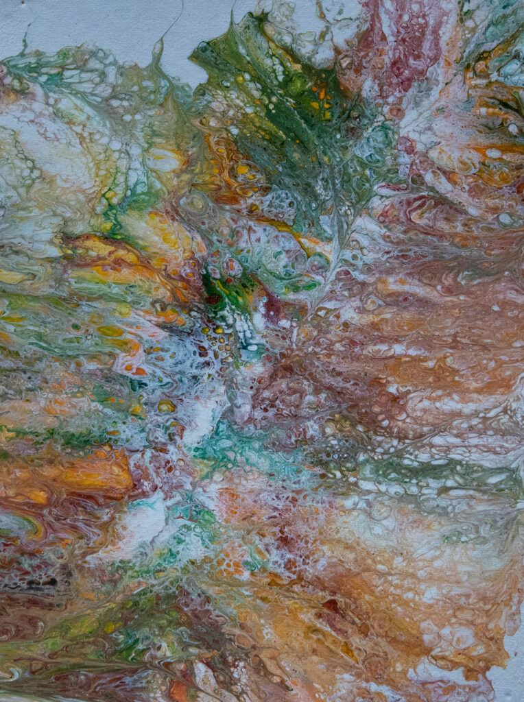 Acrylpouring - fließende Farben mit einzelnen Zellen weiß mit grün, rost und gelb