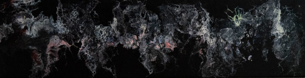 Acrylpouring - fließende Farben auf einer langen rechteckigen Holzplatte in schwarz in Längsform mit weiß und rosa. Sie aus wie eine langgezogene Weltkarte