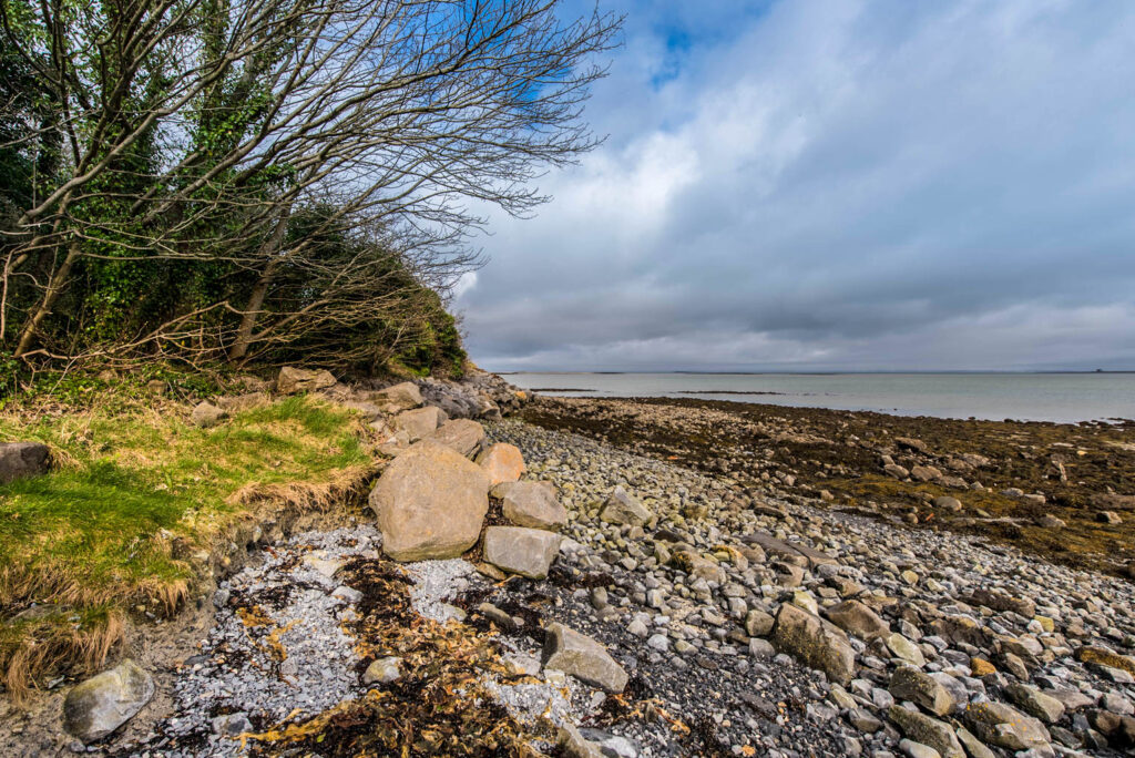 Ebbeansicht an Irlands Küste mit Steinen am Strand