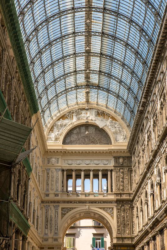 Foto vom Metall-Kuppeldach der Galerie Umberto in Neapel, Italien