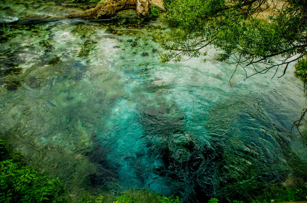 Foto vom Bergsee in Albanien, der das wegen der Farbe das blaue Auge genannt wird