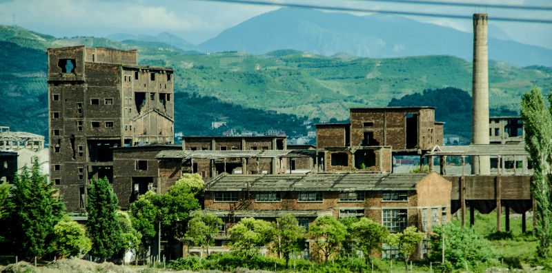verlassener Industriekomplex in Albanien