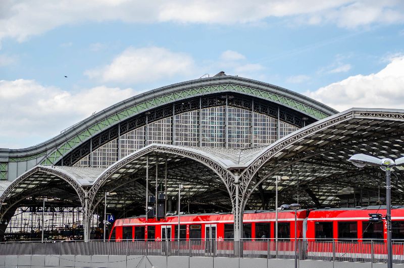 rote Nahverkehrszug fährt in den Deutzer Bahnhof in Köln ein