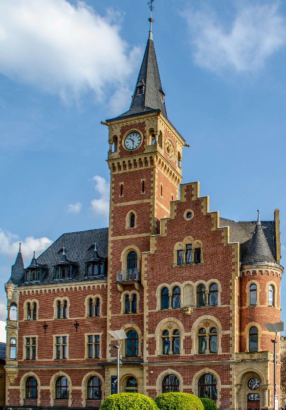 HGK-Gebäude mit Turmuhr in Köln-Bayenthal