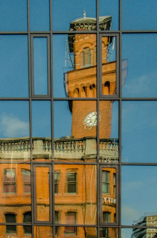 Foto von Spiegelung altem Gebäude in modernem Glasgebäude in Dublin, Irland