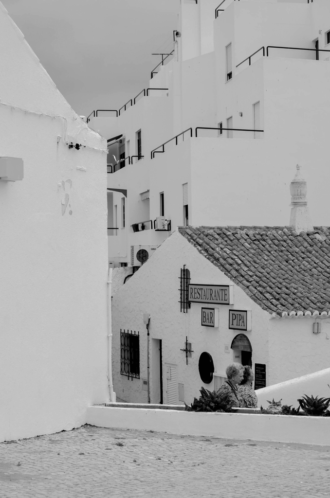 Schwarzweißfoto von Häusern in Armação de Pêra, Algarve Portugal