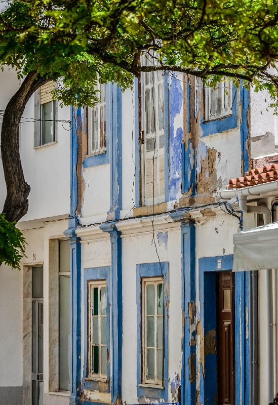 alte Fassade in blau weiß ohne Balkon in Lagos, Portugal