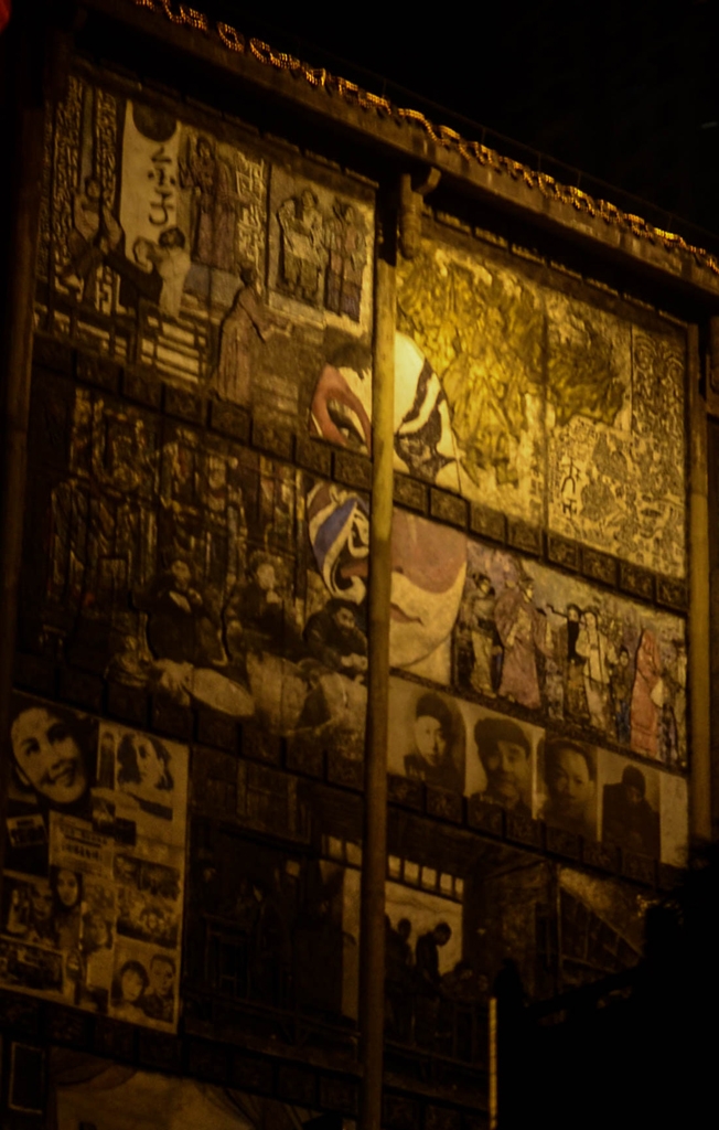 Nachtaufnahme von Kunst auf Wand in China