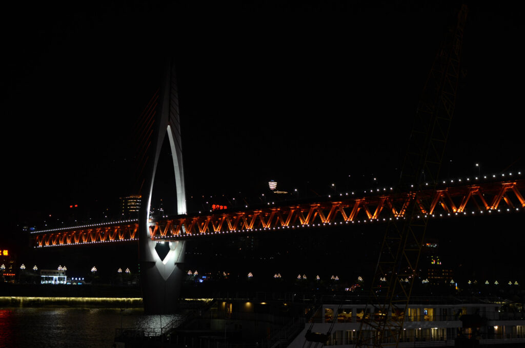 Nachtaufnahme von Brücke am Yangtzee