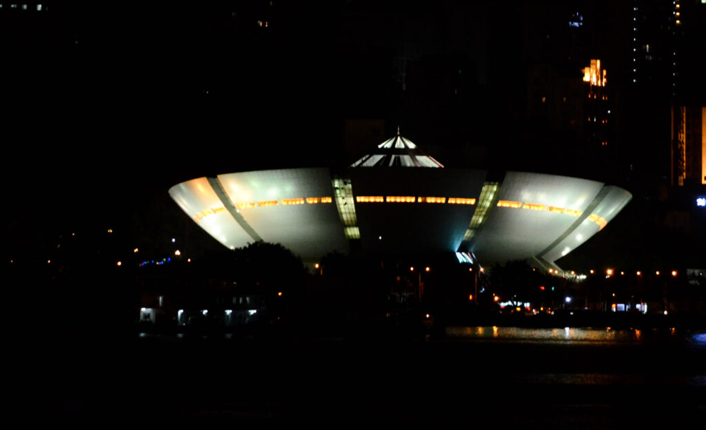 Nachtaufnahme von UFO ähnlichem Gebäude an dem Fluss Yangtzee
