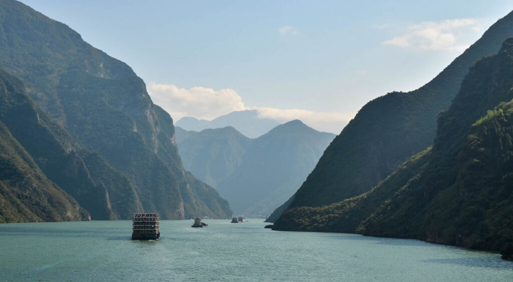 Kreuzfahrtschiffe in der WU-Schlucht auf dem Yangtzee in China bei Badong