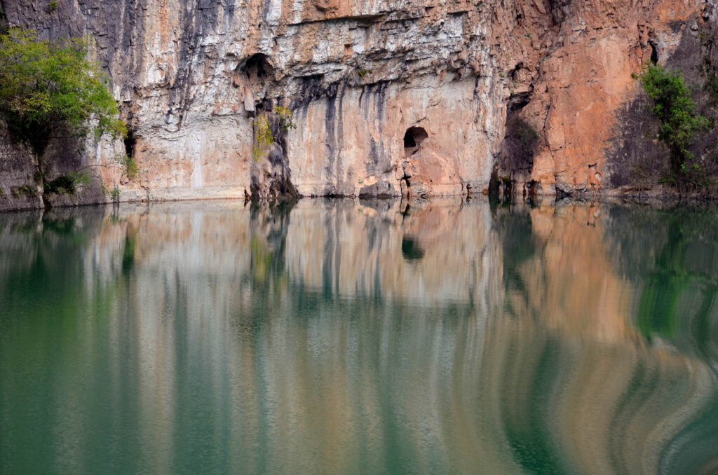 Spiegelung mit Verzerrung von Felsformation am Fluss Shennong
