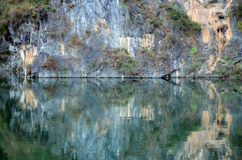 Spiegelung am Shennong-Fluss mit gerade Trennlinie