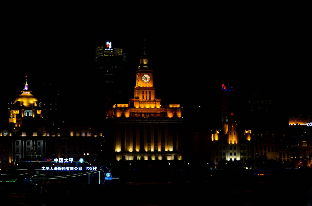 Nachtaufnahme von altem Zollgebäude in Shanghai