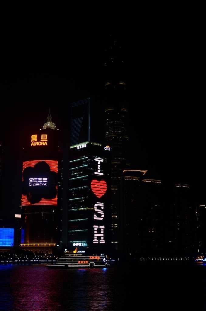 Nachtaufnahme Shanghai Hochhaus mit I ♥ SH
