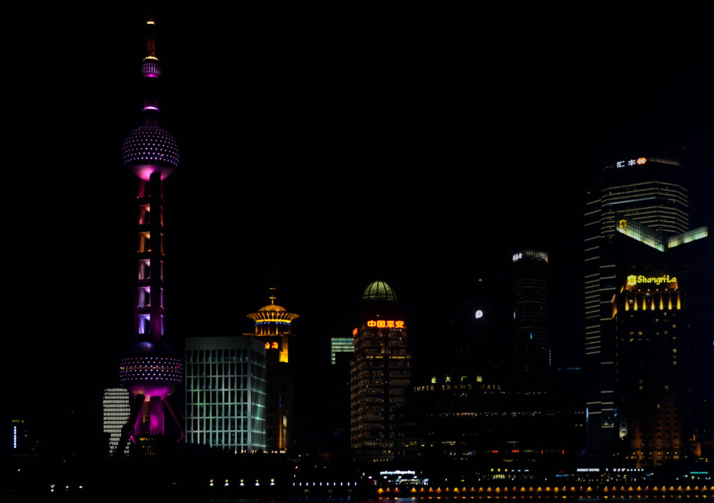 Nachtaufnahme von Skyline in Shanghai mit bunten Lichtern