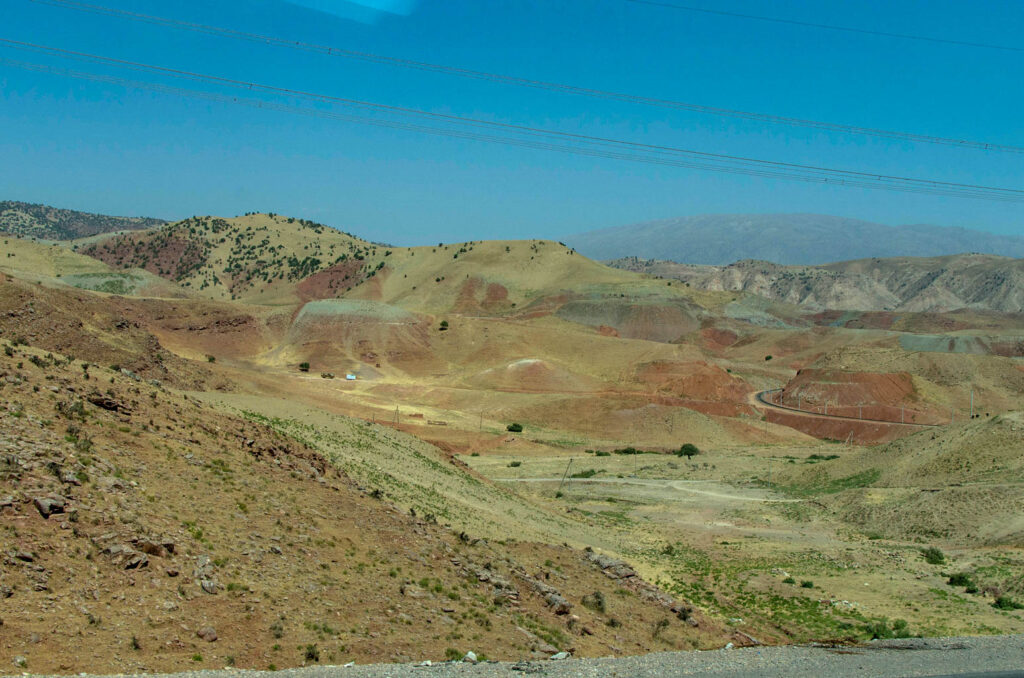 Berge in Usbekistan und mittendrin Schienen für die Eisenbahn