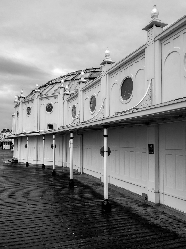 Schwarzweiß-Foto von der Casinoseite am Pier in Brighton