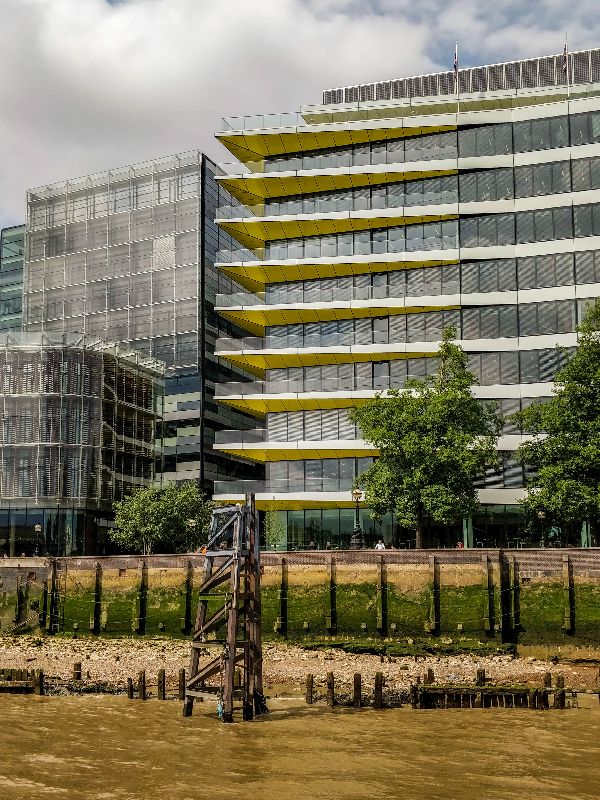 Foto von Riverbank House in London mit diagonalem Glasbalustradenverguss in gelb