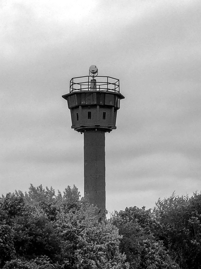 Schwarzweißfoto von Grenzturm DDR am Strand Nähe Heiligenhafen
