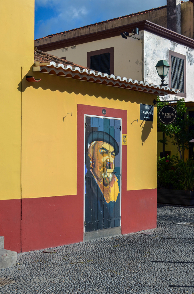 bemalten Haustüre auf Funchal mit altem Mann