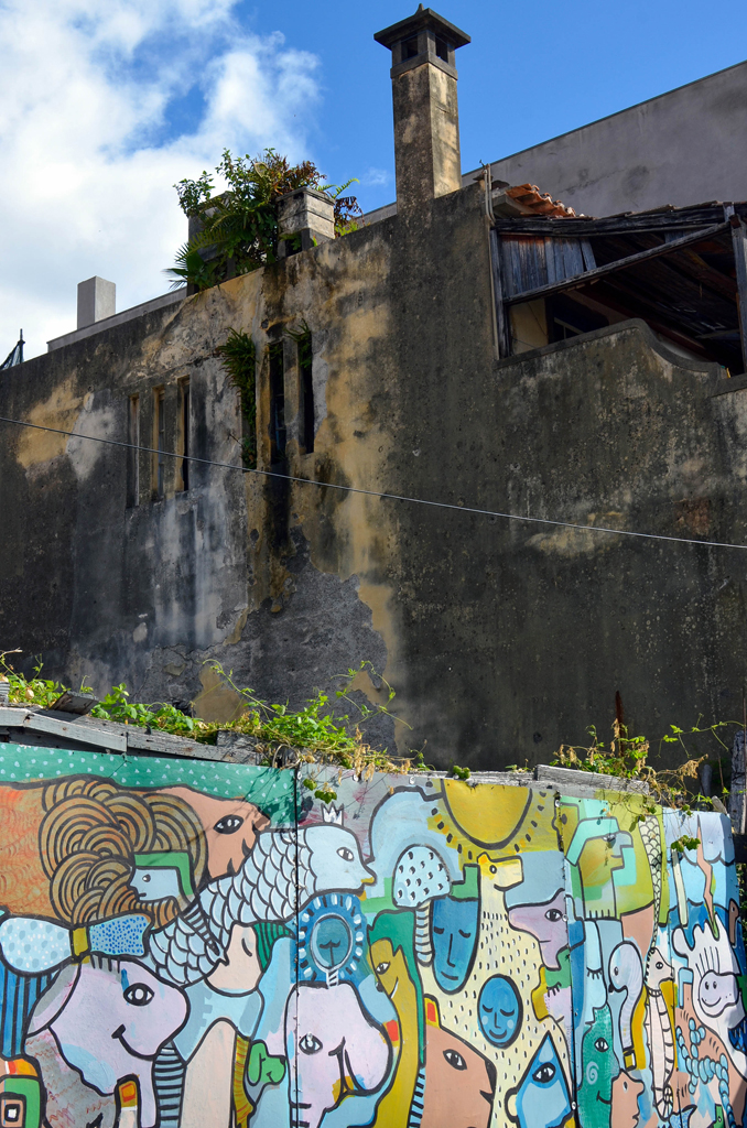 Verfallenes Gebäude mit Graffity Mauer davor