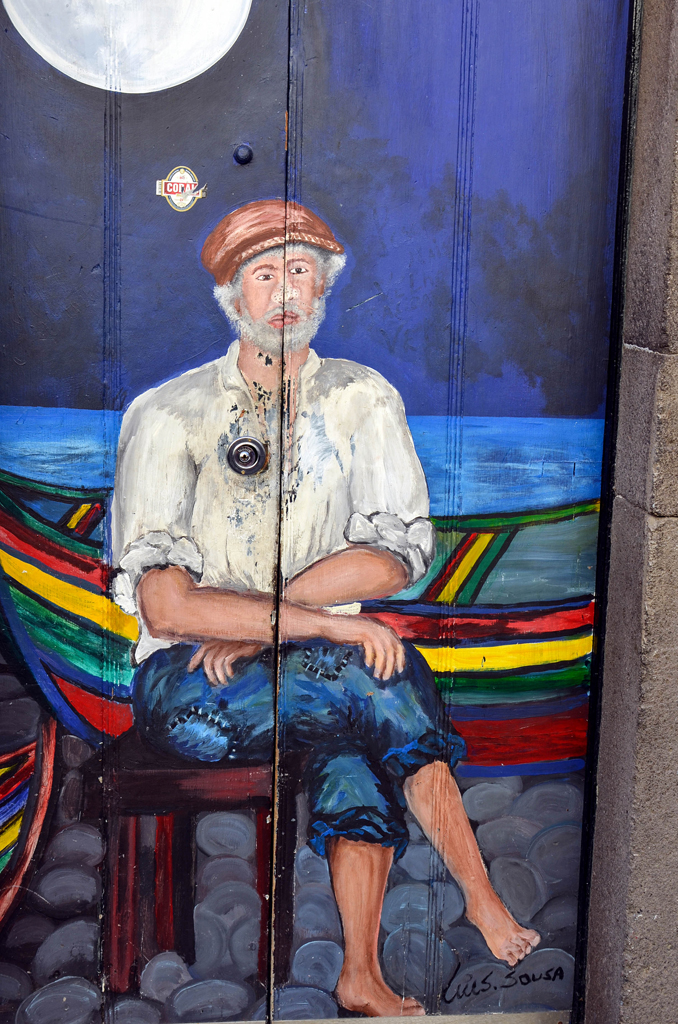 Fischer vor buntgestreiftem Boot. Kunstwerk auf Haustüre in Funchal