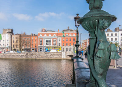 linke Seite Brücke mit Pferdmeerjungfrau-Figur zur Temple Bar in Dublin