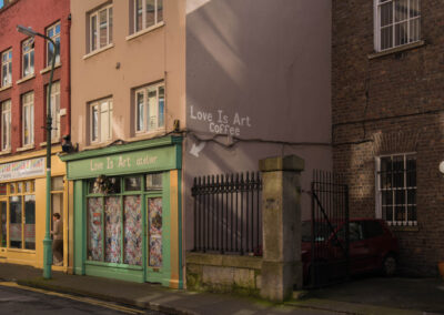 Häuserreihe mit Aufschrift Hauswand Love i art coffee. Nebenstraße in Dublin
