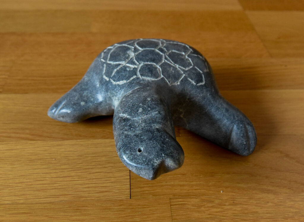 grauer Speckstein in Form von einer Schildkröte