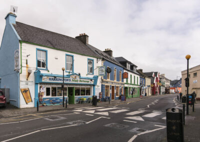 bunte Häuserreihe auf der Hauptstraße in Dingle, Irland