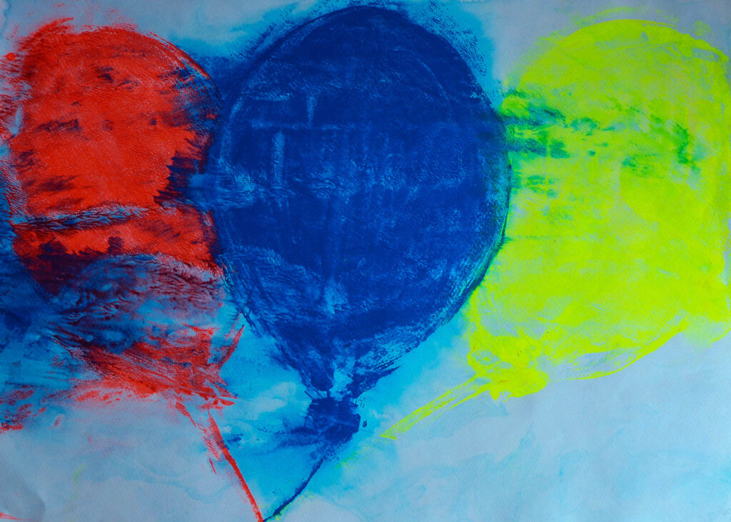 Frottage mit rot, blau und gelbem Ballon