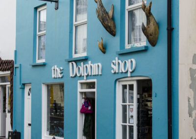 Foto vom türkisfarbenen Dolphin-Shop in Dingle, Irland
