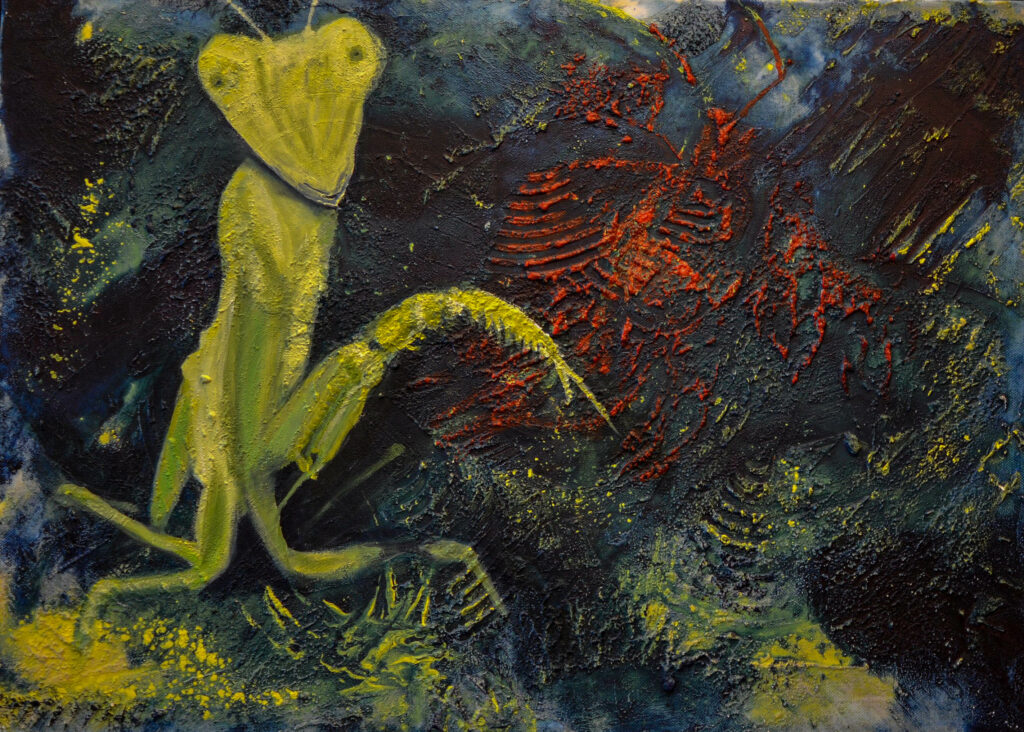 grüne Gottesanbeterin auf blauem Spachtelzufallshintergrund mit rotem Skelett inKrebsform