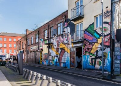 Graffity mit Darstellung von zwei chinesischen Frauenköpfen in Nebenstraße von Dublin