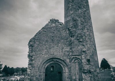 schwarzweiß Ansicht von antiken Clonmacnoise Abbey in Irland