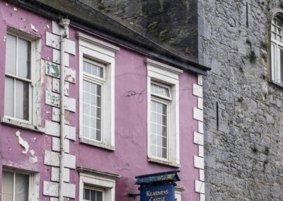 Foto von lila Haus direkt an der Burg Cashel angebaut