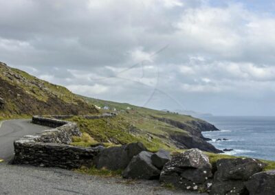 Wild Atlantic Way in Irland. Schmale Straße auf Felsen am Nord-Atlantic