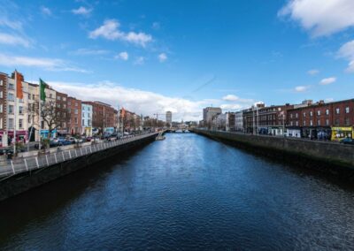 Fluss Liffey mitten durch die Stadt Dublin in Irland