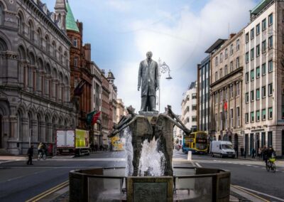 Memorial Brunnen mit dahinter stehenden Thomas Davis Statue in Dublin