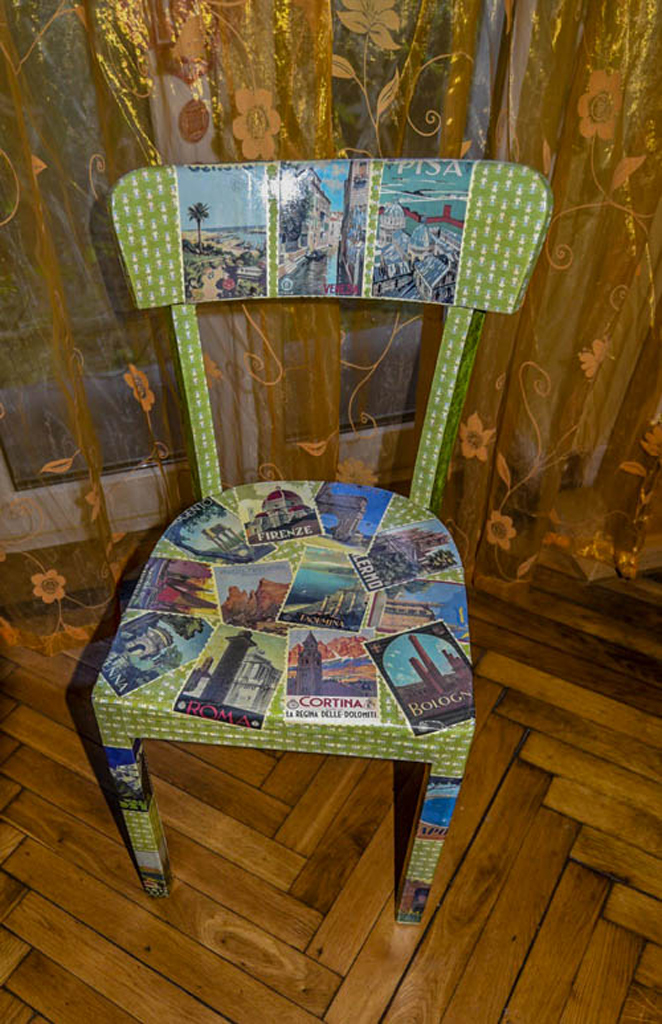 Stuhl-Upcycling mit grün-weißem Geschenkpapier und alten Postkartendrucken von Italien