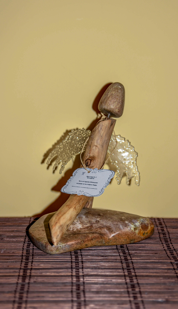 Rhein-Engel Nummer 17 aus Treibholz auf flachem Speckstein in Brauntönen und Flügeln aus Kunststoffperlen gebacken