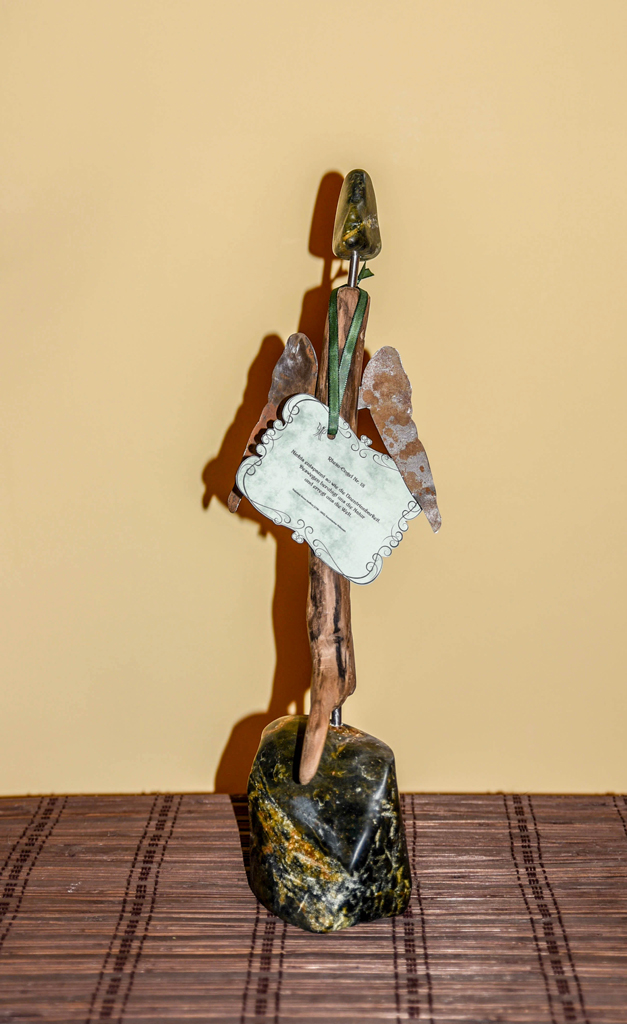 Rhein-Engel Nummer 18 - Skulptur aus Treibholz mit grünschwarzem Speckstein und Metallflügel