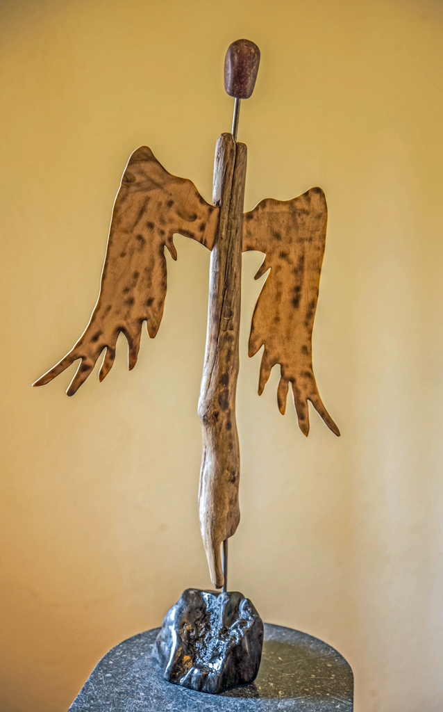 Rhein-Engel Nummer 9 Treibholz auf schwarzem Speckstein mit großen angeflämmten Flügeln aus Holz