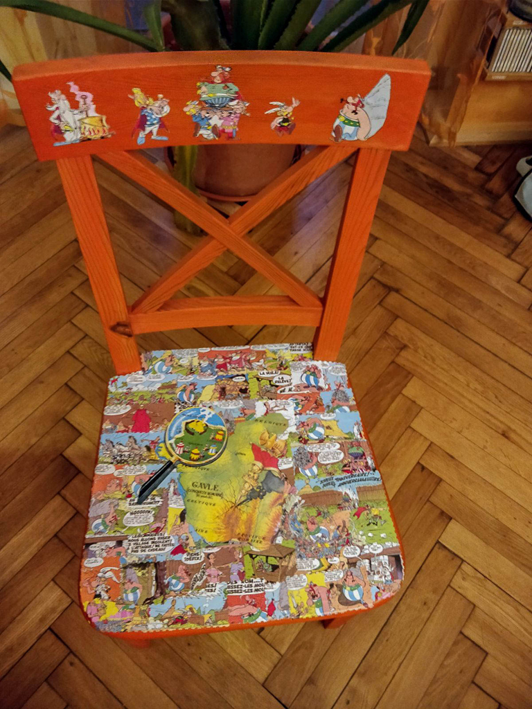 Upcycling von Holzstuhl. Orange gestrichen und mit französischen Asterix-Comics beklebt